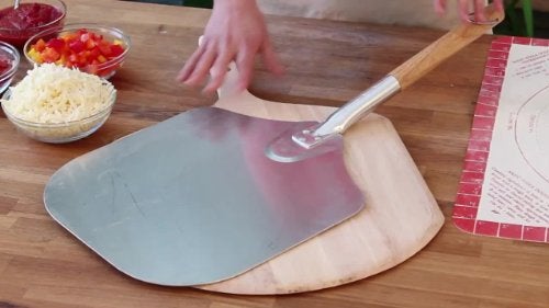 Honey Can Do Kitchen Supply Company Kitchen Supply 4431 Aluminum Pizza Peel with Wooden Handle, 12" x 14", Silver - Image 4