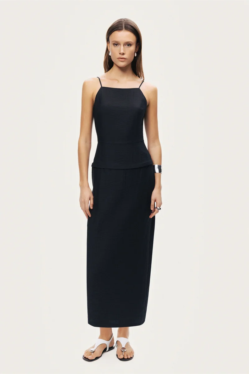 نوكتورن A minimalist maxi dress with clean lines and delicate straps, designed for an effortless and refined silhouette.– True to size– Fitted silhouette– Straight neckline– Lightweight fabric-Model is 5'11" (180 cm) tall with a 32.5" bust, 24.5" waist, and 36" hips, wearing a size S
