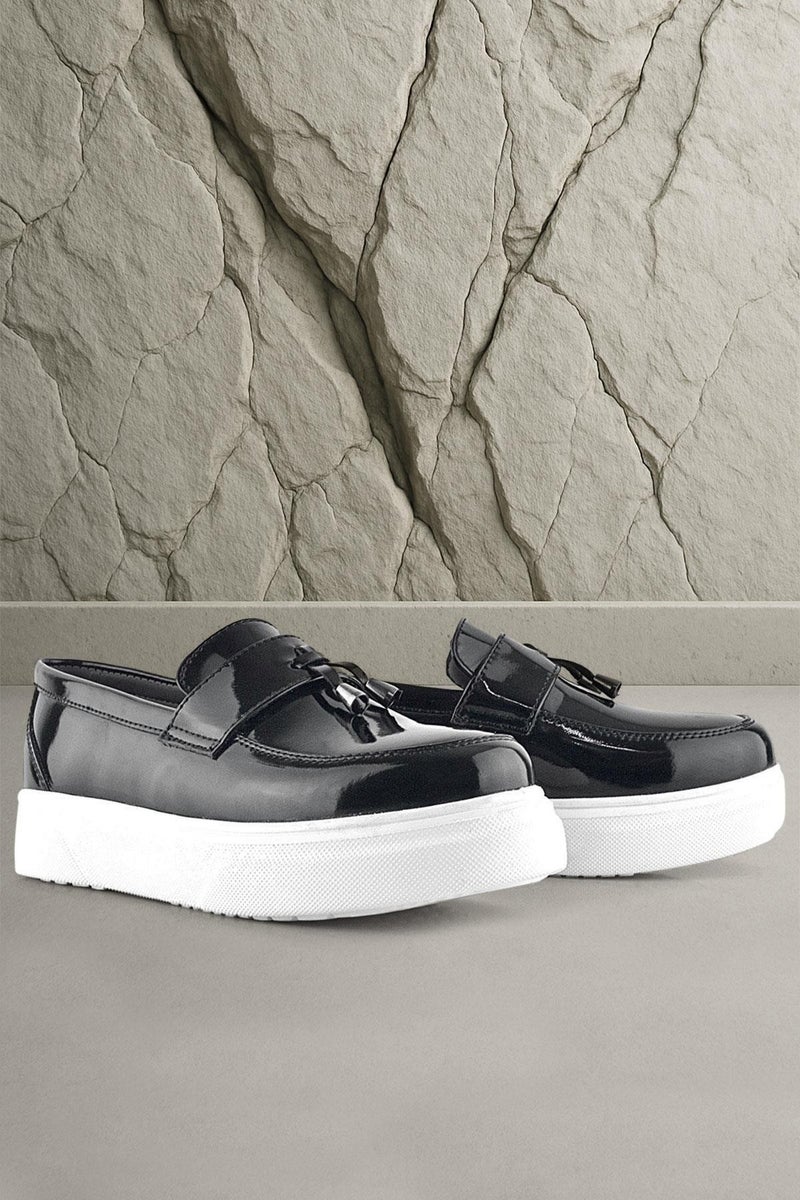 Rakerplus Classic children's shoes from Raker Plus made of glossy black leather and a white sole. - Image 1