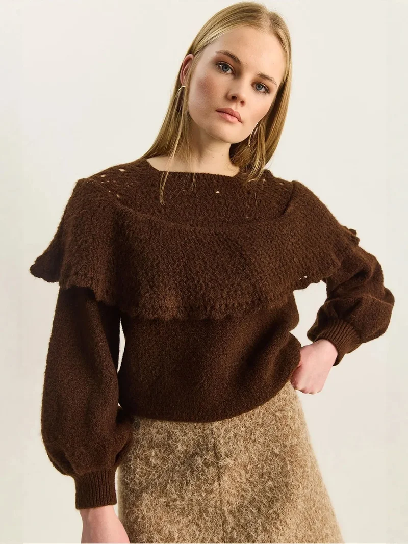 بيانكو لوتشي LUCCI Ribbed Boat Neck Thick Sweater with Frilly Detail