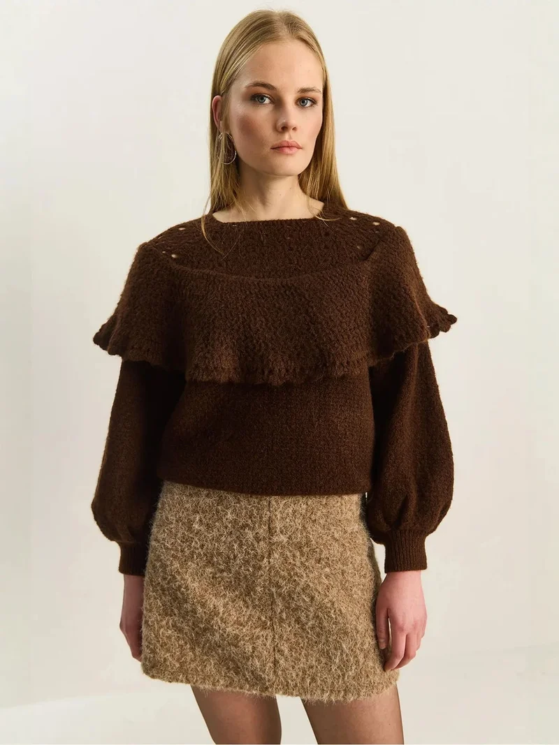 بيانكو لوتشي LUCCI Ribbed Boat Neck Thick Sweater with Frilly Detail