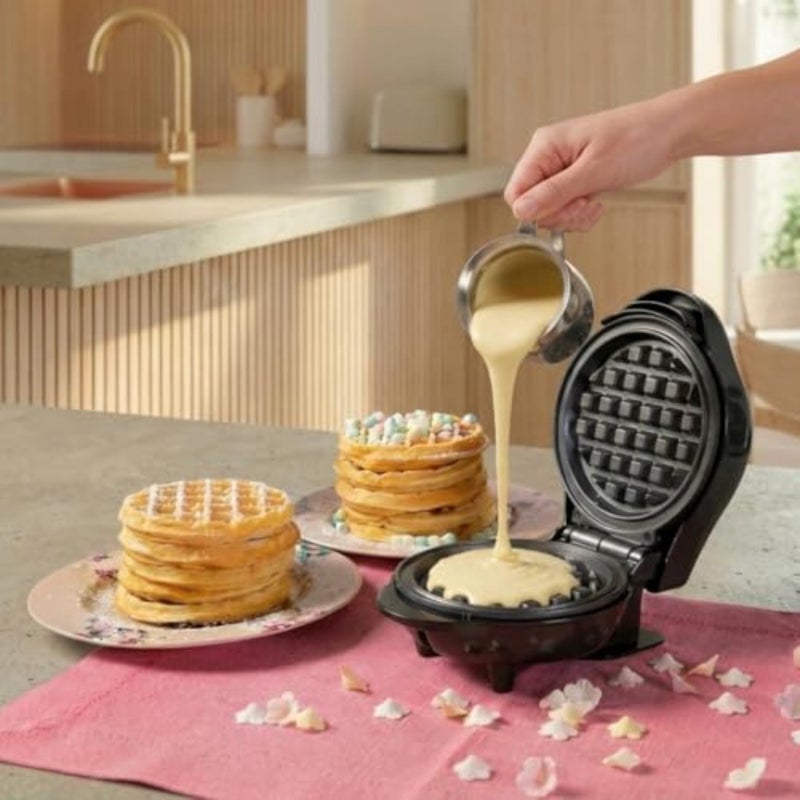 Mini waffle maker for classic waffles, non-stick stainless steel body in black, ideal for children's birthdays, family parties, Easter or Christmas, retro design - Image 5