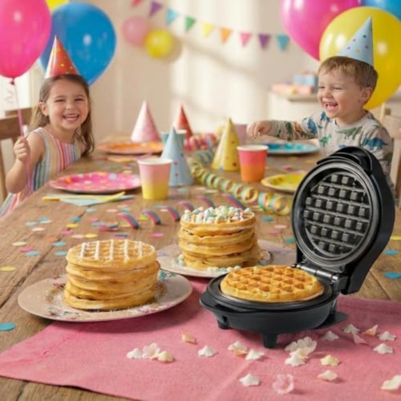Mini waffle maker for classic waffles, non-stick stainless steel body in black, ideal for children's birthdays, family parties, Easter or Christmas, retro design - Image 2