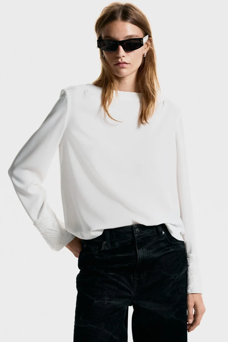 اتش اند ام بلوزة بظهر مكشوف مطرزة بالخرز