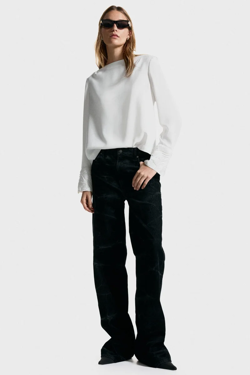 اتش اند ام بلوزة بظهر مكشوف مطرزة بالخرز