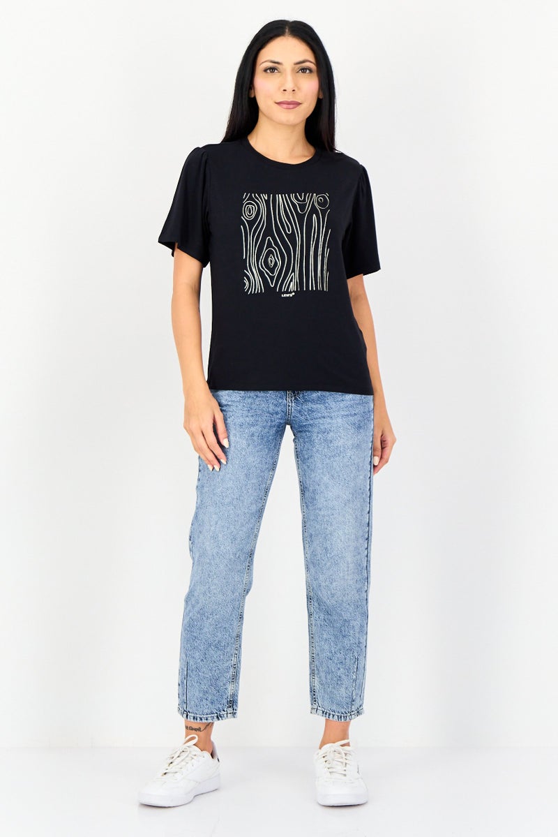 Levi's تي شيرت نسائي بأكمام قصيرة وطباعة جرافيك، أسود - Image 2