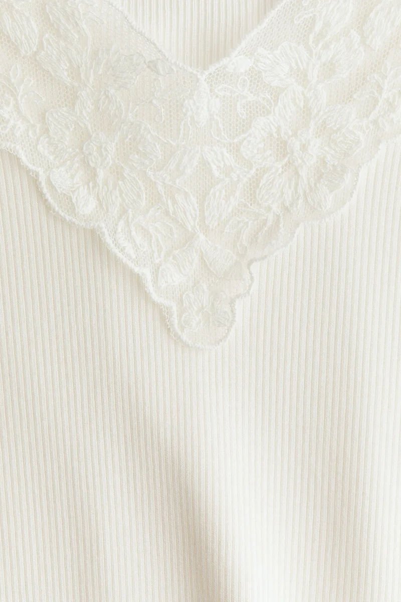 اتش اند ام بلوزة بقبة على شكل V من نسيج مرن