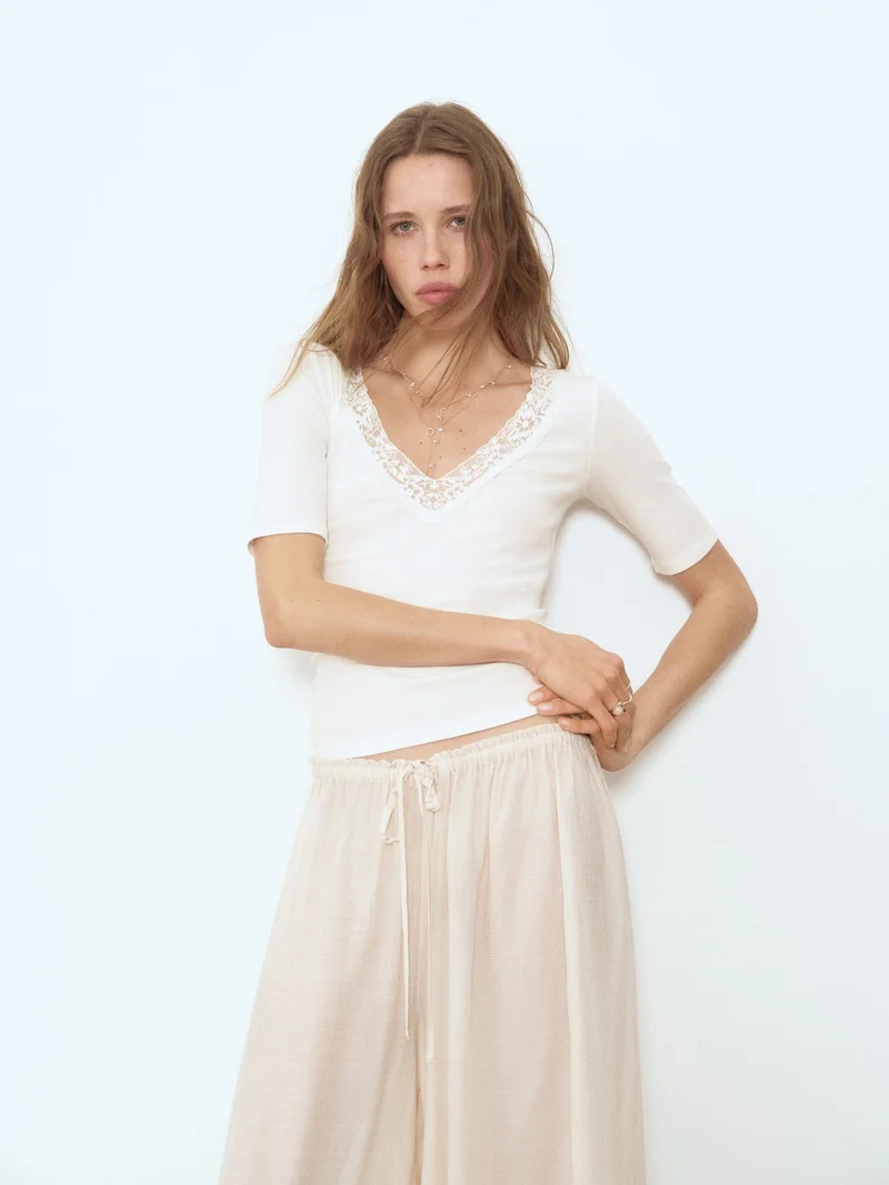 اتش اند ام بلوزة بقبة على شكل V من نسيج مرن