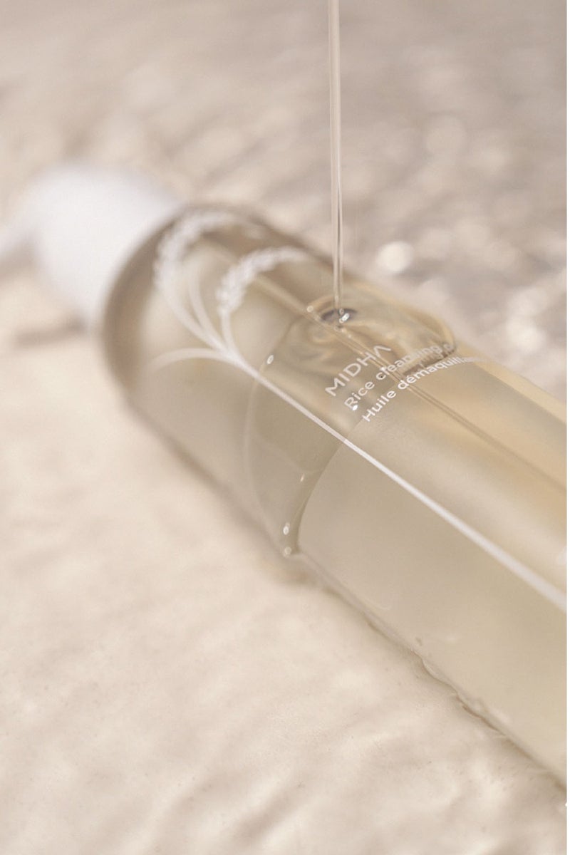 MIDHA Rice Cleansing Oil 200ML a lightweight, non-greasy rice bran oil facial cleanser that effectively removes makeup, and sunscreen while nourishing skin  - Image 2
