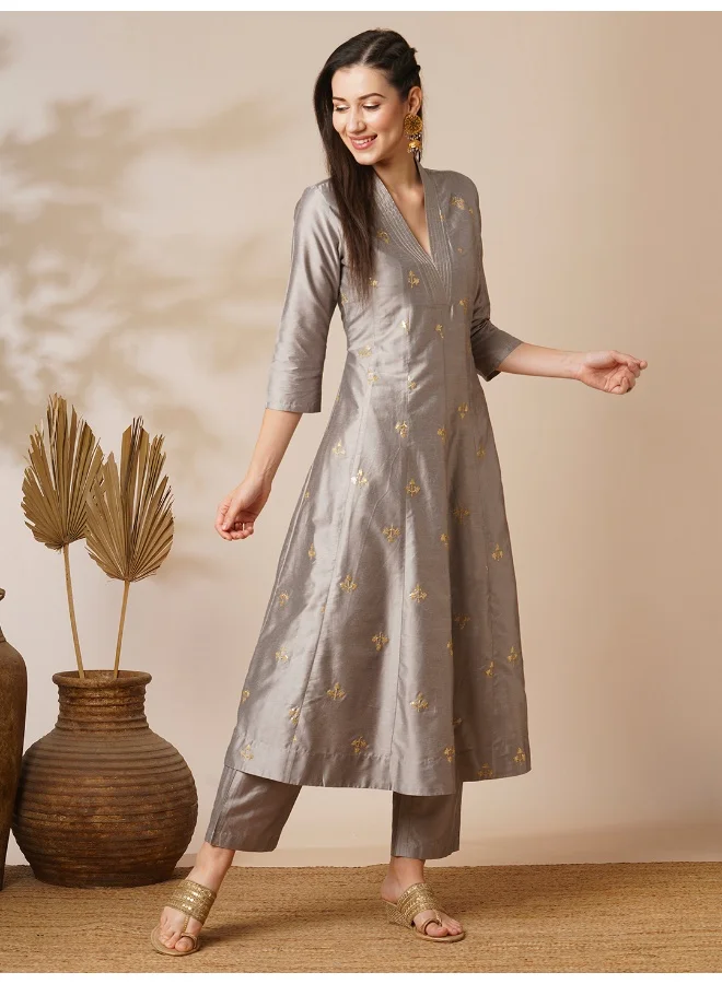 جلو باص طقم نسائي كورتا مطرز بالزهور مزين بالترتر مع بنطلون