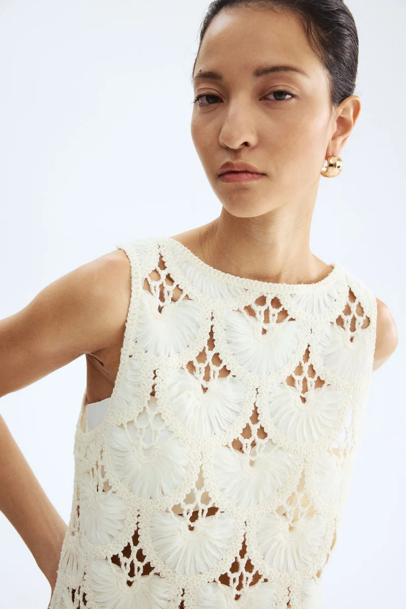 اتش اند ام بلوزة بظهر منخفض وتصميم يشبه الكروشيه