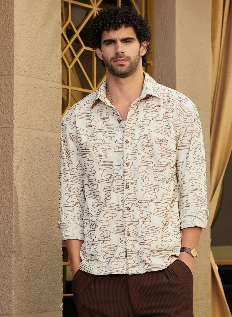 كامبوس سوترا قميص رجالي واسع من قماش الكوردروي بتصميم غروفي أبيض كريمي من كامبس سوترا للملابس الكاجوال