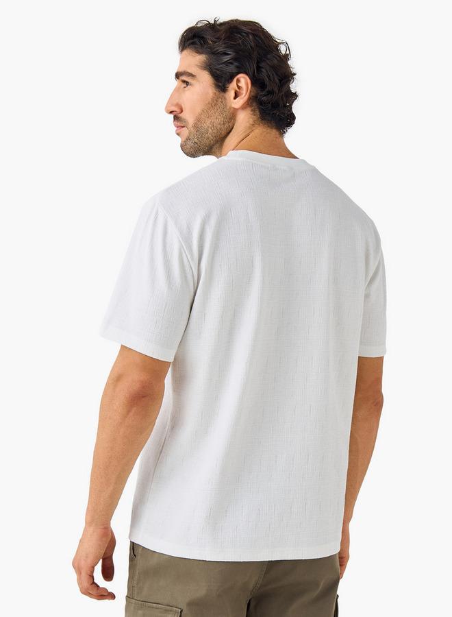 ايكونيك تيشيرت مريح بتصميم أيقوني ونقوش مميزة - Image 3