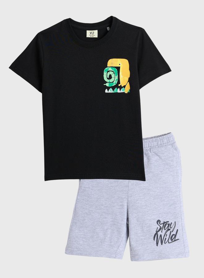 فكتور اند جين طقم تي شيرت وشورت بطبعة جرافيك قطنية للأولاد من فيكتور آند جين - Image 1
