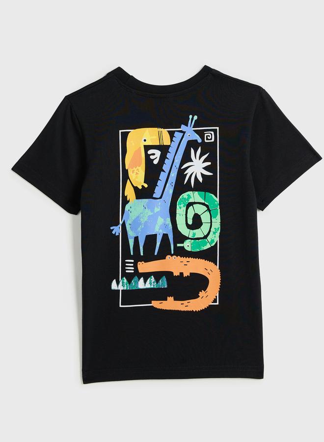 فكتور اند جين طقم تي شيرت وشورت بطبعة جرافيك قطنية للأولاد من فيكتور آند جين - Image 3