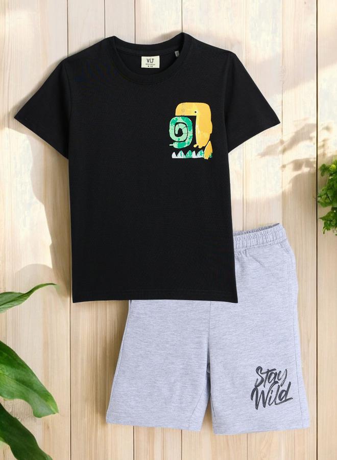 فكتور اند جين طقم تي شيرت وشورت بطبعة جرافيك قطنية للأولاد من فيكتور آند جين - Image 5