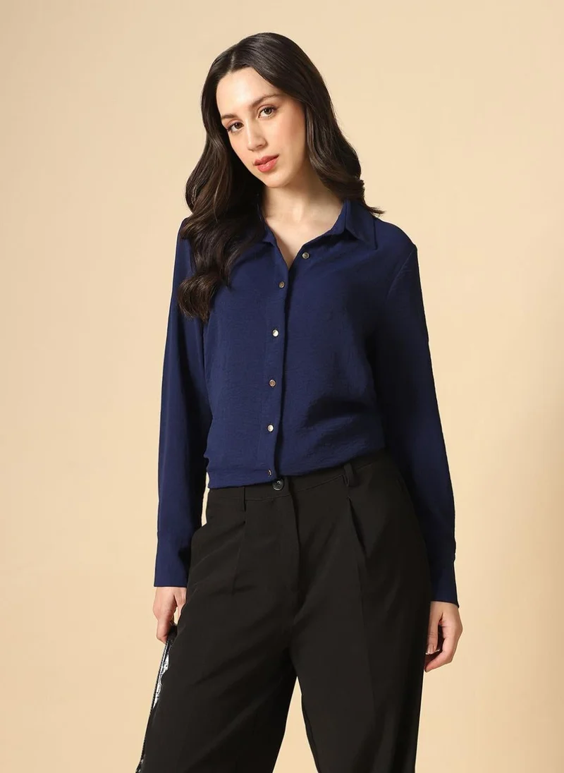 جلو باص قميص نسائي أزرق بياقة وأكمام بأزرار وتصميم ذاتي وحافة منحنية للعمل