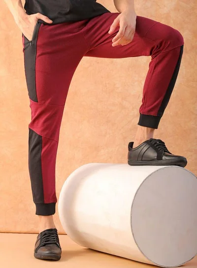 ذا انديان كراج كو Men Slim Fit Solid Mid-Rise Stretchable Knitted Jogger Trousers