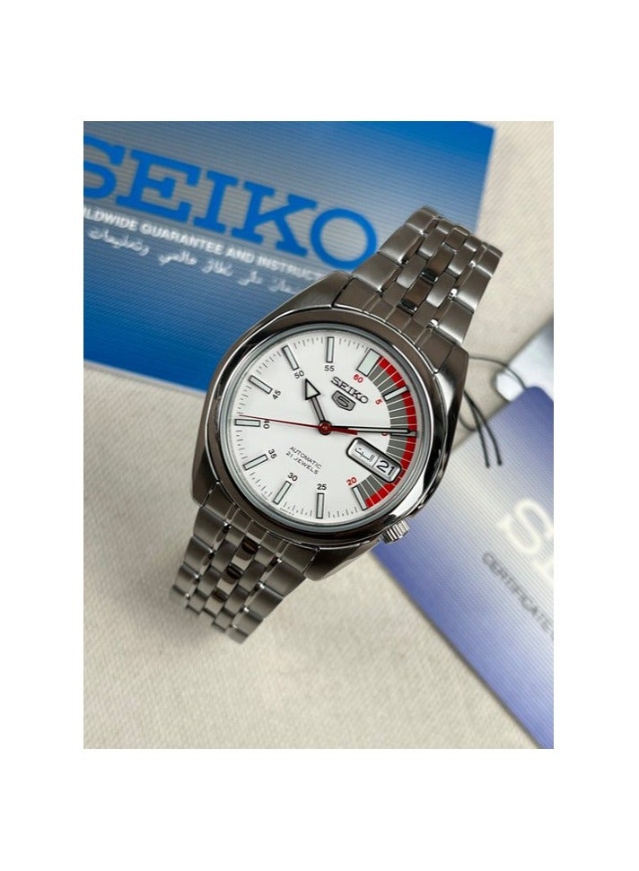 Seiko ساعة يد أوتوماتيكية للرجال SNK369K1، قرص أبيض، سوار من الفولاذ المقاوم للصدأ الفضي، عرض اليوم والتاريخ، مقاومة للماء حتى 30 متر - Image 3