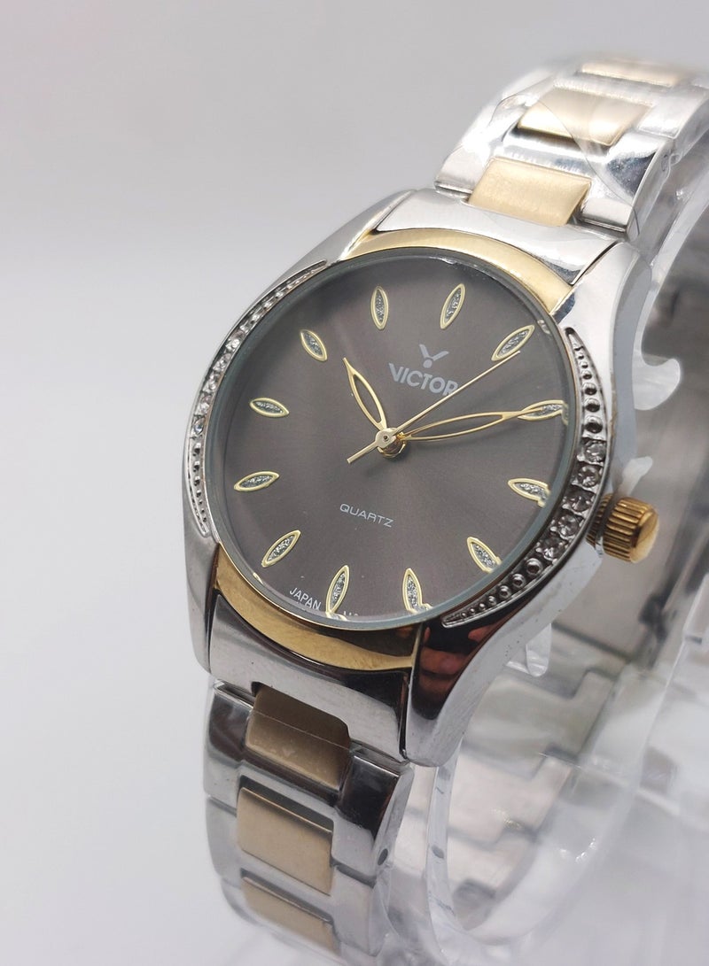 Victor ساعة نسائية أنالوج كوارتز بحزام ستانلس ستيل ثنائي اللون V1457 - 30 مم - Image 4