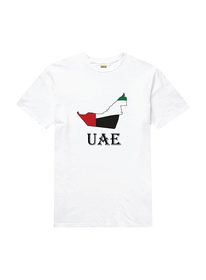 يانيك الإمارات العربية المتحدة خريطة العلم تي شيرت تصميم | تي شيرت سادة برقبة دائرية وأكمام قصيرة للجنسين | مصنوع من قطن BIOWASH الممشط بوزن 180 جرامًا لكل متر مربع - Image 1