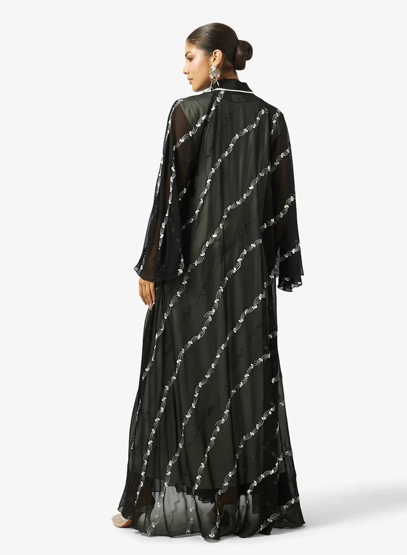 هيا كلوزيت عباية مفتوحة مطرزة ومزينة بياقة عالية