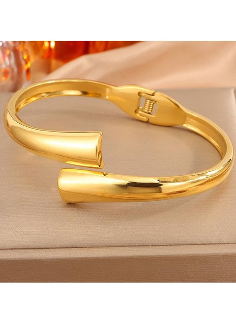 A luxurious gold stainless steel bracelet with a trendy design, featuring an elegant shape with distinctive ends, giving you a touch of sophistication and allure, perfect for daily looks or special occasions!