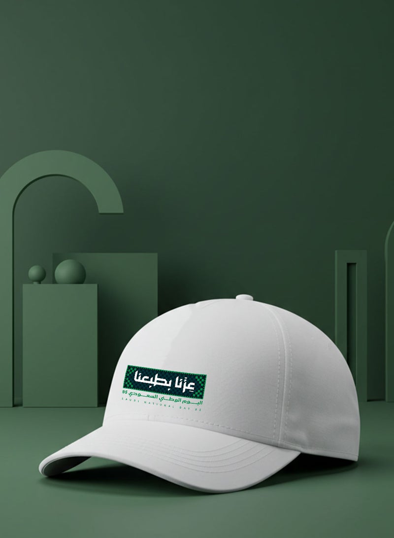 لوحة كاب مصنوع من القطن لمناسبة اليوم الوطني السعودي بتصميم عزنا بطبعنا - Image 4