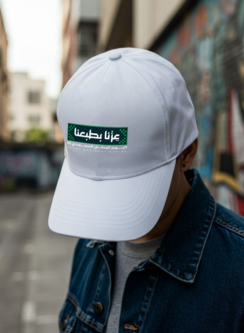 لوحة كاب مصنوع من القطن لمناسبة اليوم الوطني السعودي بتصميم عزنا بطبعنا - Image 2