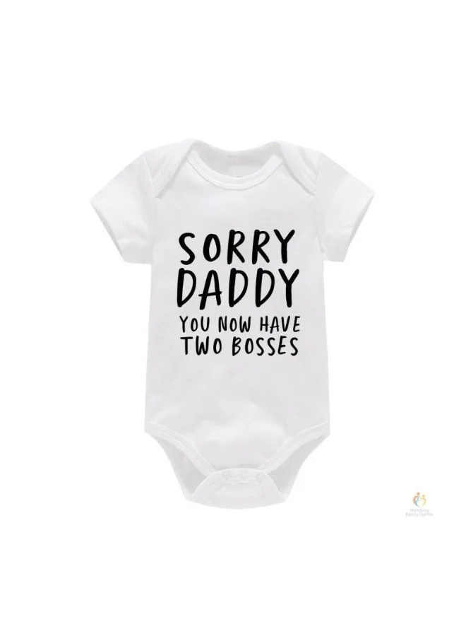 ماتشينج فاميلي اوتفيتس بدلة طفل مضحكة | رومبير مطبوع عليه عبارة "آسف يا أبي، لديك الآن رئيسان" | طقم ملابس حديثي الولادة من القطن الناعم