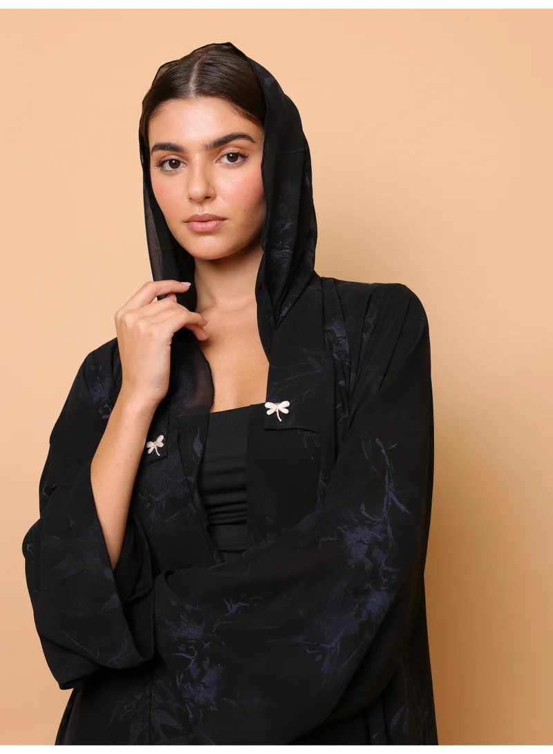 اكسا عباية سوداء مطبوعة بالورود