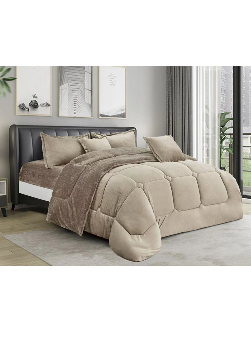 مينجلي مفرش شتوي نفرين نظام وجهين وجه مخمل وجه فرو - طقم مفارش 6 قطع ( 1 مفرش + 1 واقي مرتبة مطاط + 4 أغطية وسائد ديكورية )  مقاس المفرش 230X250 سم ومقاس واقي المرتبة 200×200+40 سم - Image 1