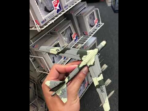 Daron Worldwide Trading B-52 Stratofortress Vehicle (1:300 Scale) - Image 2