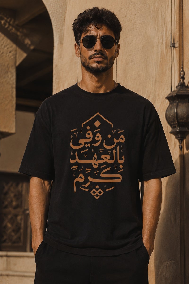 تي شيرت رجالي أسود بطبعة خط عربي أنيق تصميم عصري بأكمام قصيرة وياقة دائرية - Image 2