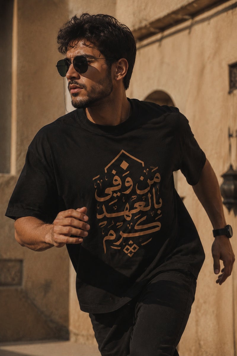 تي شيرت رجالي أسود بطبعة خط عربي أنيق تصميم عصري بأكمام قصيرة وياقة دائرية - Image 3