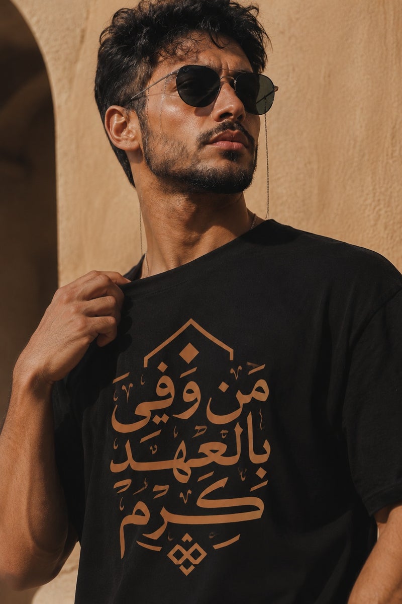 تي شيرت رجالي أسود بطبعة خط عربي أنيق تصميم عصري بأكمام قصيرة وياقة دائرية - Image 5
