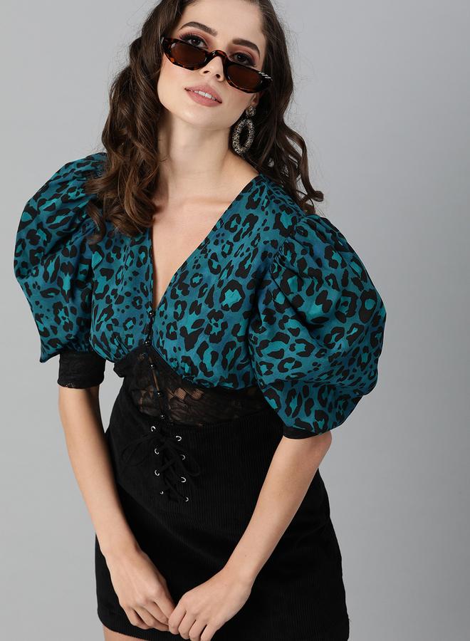 كاجوالي توب قصير بطبعات فهد وأكمام منفوشة ورباط من كاسواللي - Image 2