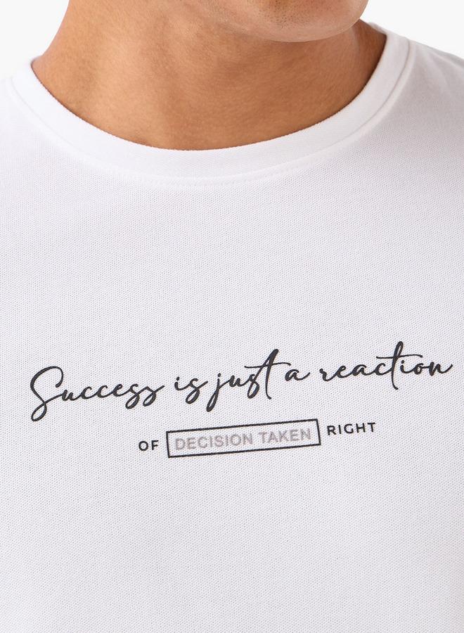 ايكونيك تيشيرت رجالي عصري بقصة ضيقة وياقة دائرية وأكمام قصيرة وطبعة - Image 3