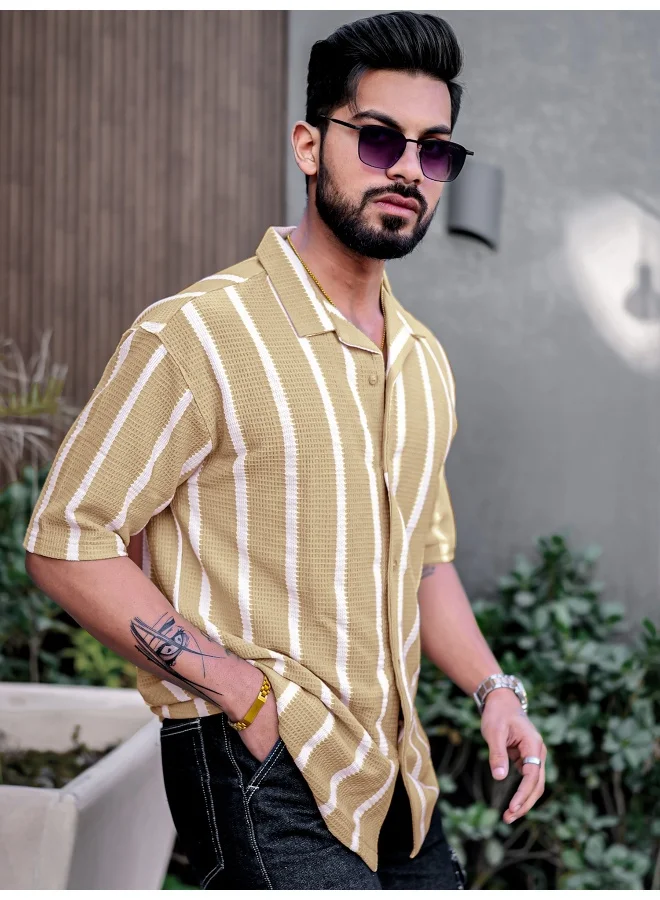 مانياك قميص رجالي محبوك بياقة مخططة وأكمام 3/4 بلون بيج
