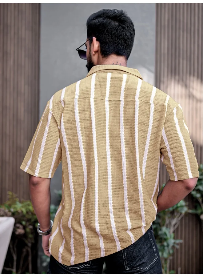 مانياك قميص رجالي محبوك بياقة مخططة وأكمام 3/4 بلون بيج