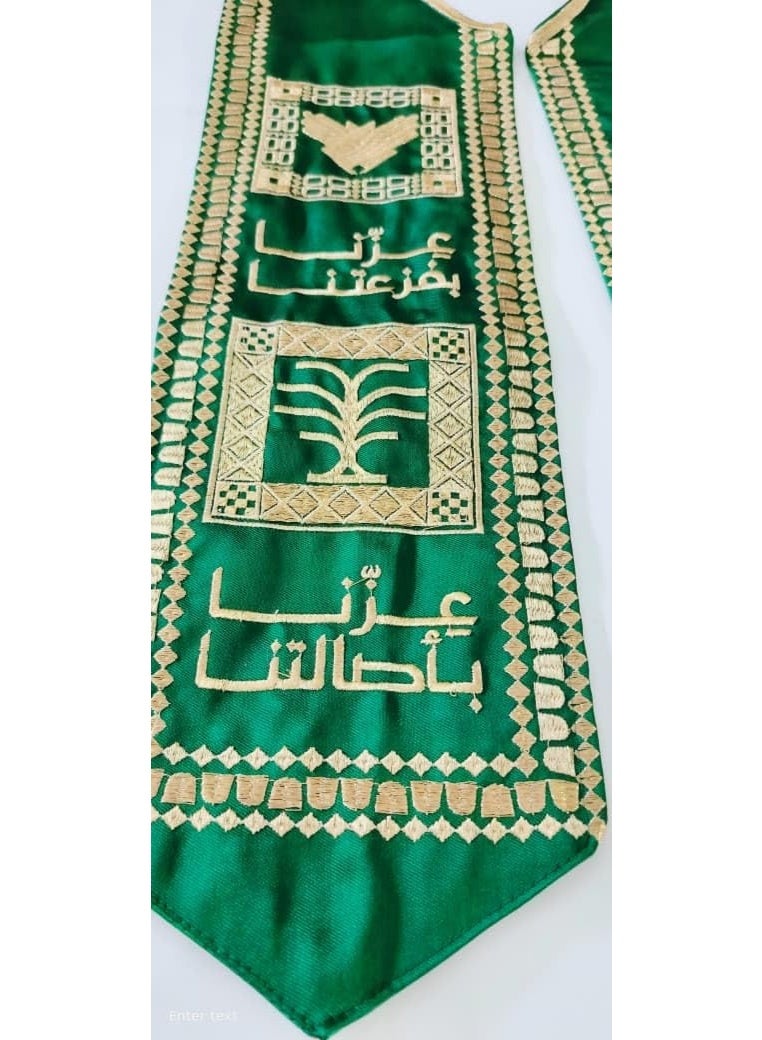 هدايا تذكارية عربية اليوم الوطني السعودي | ساتان أخضر زمردي مع تطريز ذهبي فاخر عزنا بطبعنا | الخط العربي وشعار شجرة النخيل والسيوف | شرابات أنيقة ووشاح تراثي واحتفالات ثقافية - Image 3
