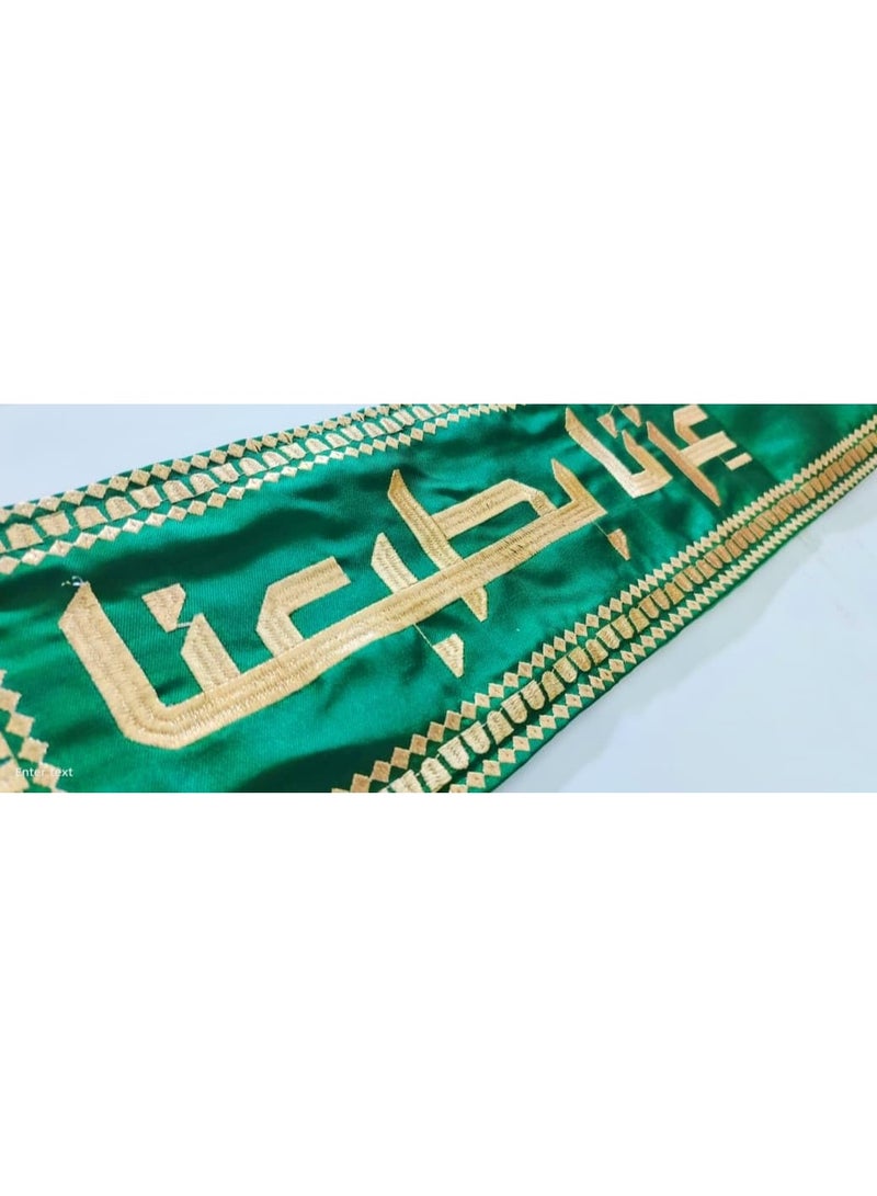 هدايا تذكارية عربية اليوم الوطني السعودي | ساتان أخضر زمردي مع تطريز ذهبي فاخر عزنا بطبعنا | الخط العربي وشعار شجرة النخيل والسيوف | شرابات أنيقة ووشاح تراثي واحتفالات ثقافية - Image 4