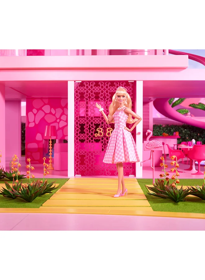 باربي The Movie Doll, Margot Robbie as Barbie, Collectible Doll Wearing Pink and White Gingham Dress with Daisy Chain Necklace