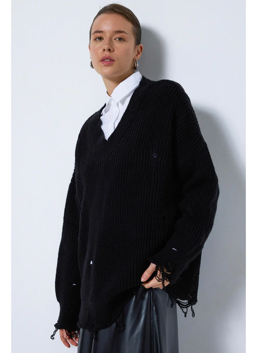 تاتشي V Neck Ripped Detail Sweater