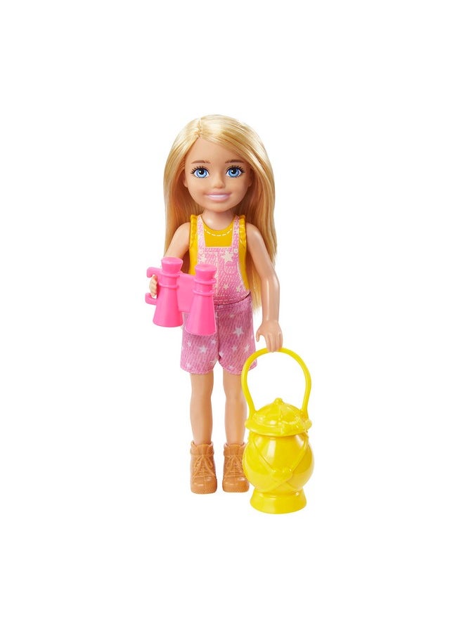 باربي - مجموعة ألعاب التخييم Barbie® It Takes Two مع دمية Chelsea™ (6 بوصات، شقراء)، وبومة أليفة، وحقيبة نوم، ومنظار، وملحقات تخييم، هدية للأعمار من 3 سنوات فما فوق - Image 1