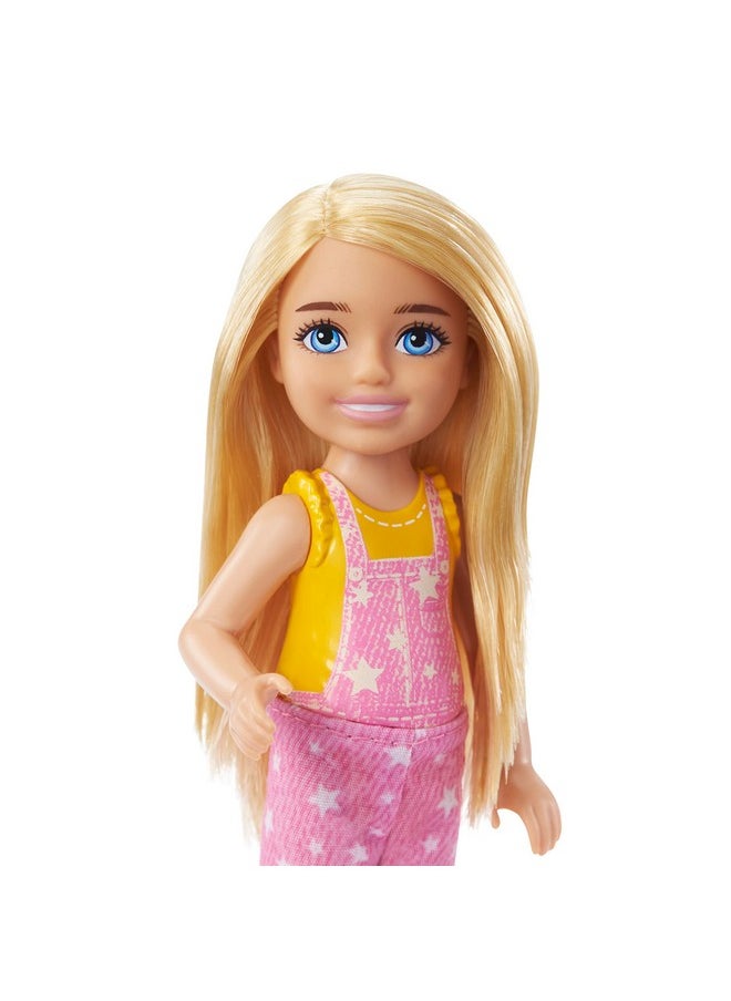 باربي - مجموعة ألعاب التخييم Barbie® It Takes Two مع دمية Chelsea™ (6 بوصات، شقراء)، وبومة أليفة، وحقيبة نوم، ومنظار، وملحقات تخييم، هدية للأعمار من 3 سنوات فما فوق - Image 1