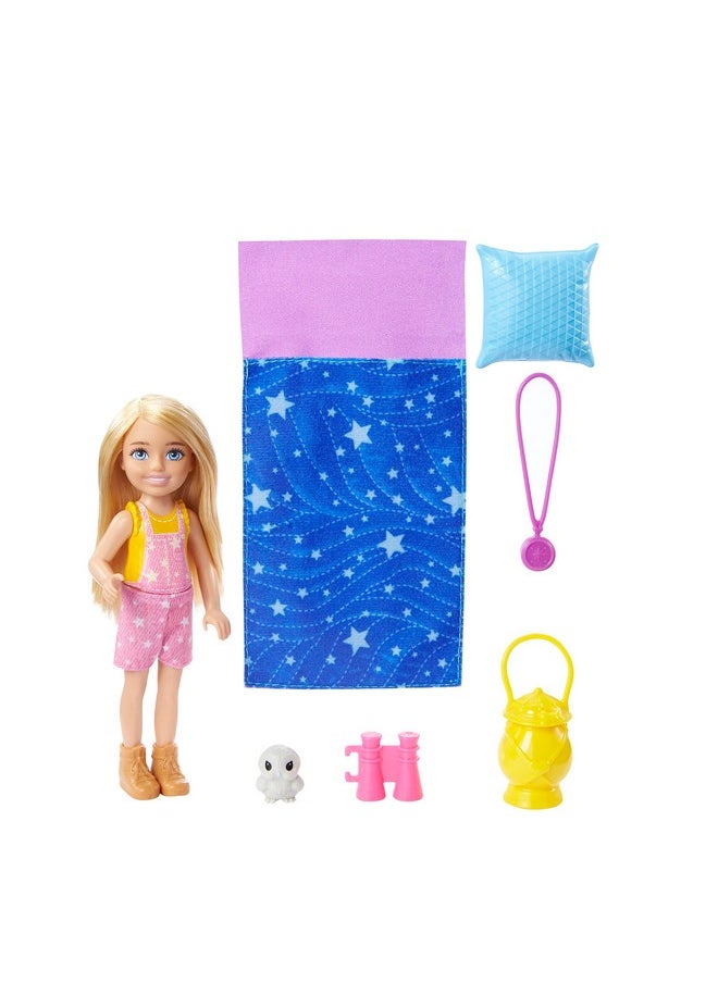 باربي - مجموعة ألعاب التخييم Barbie® It Takes Two مع دمية Chelsea™ (6 بوصات، شقراء)، وبومة أليفة، وحقيبة نوم، ومنظار، وملحقات تخييم، هدية للأعمار من 3 سنوات فما فوق - Image 1