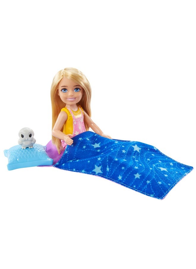 باربي - مجموعة ألعاب التخييم Barbie® It Takes Two مع دمية Chelsea™ (6 بوصات، شقراء)، وبومة أليفة، وحقيبة نوم، ومنظار، وملحقات تخييم، هدية للأعمار من 3 سنوات فما فوق - Image 1