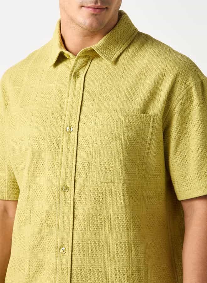 ايكونيك قميص بارز الملمس بقصّة مريحة مع وجيب على الصدر من آيكونيك - Image 4