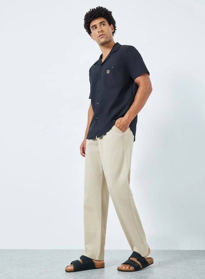 ستايلي قميص بياقة ريزورت من مزيج الكتان بقصة مريحة